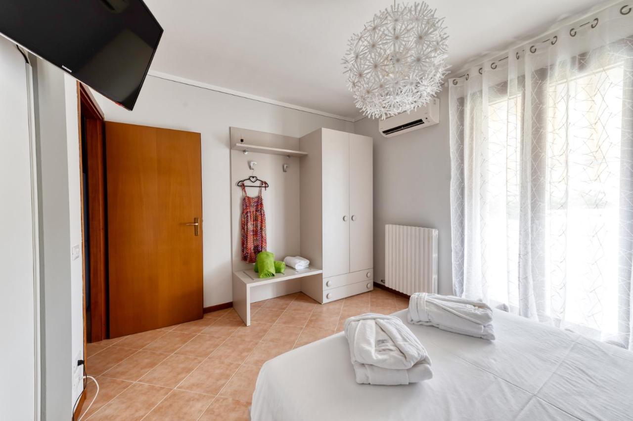 Wolf House - Sirmione Holiday Экстерьер фото